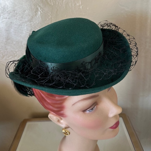 JAUNTY 1940\'s EMERALD GREEN FELT HAT WITH FEATHERS & HALF VEIL main image 6